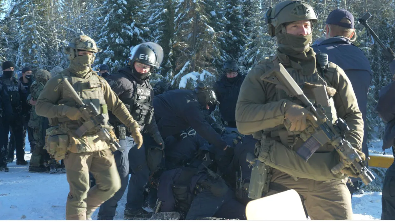 Dramatic Video Shows Militarized Canadian Police Raid Wet’suwet’en Land ...